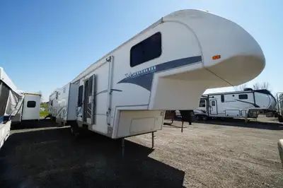 2005 Titanium 30 foot couples floorplan. A great price for a roomy trailer. Wein.re selling this RV...