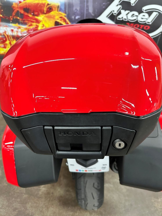 2014 Honda VFR800 in Touring in City of Montréal - Image 4