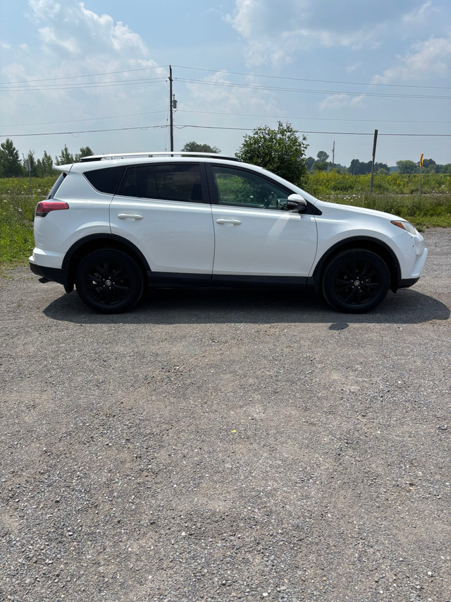 2017 Toyota RAV4 LE in Cars & Trucks in Ottawa - Image 4