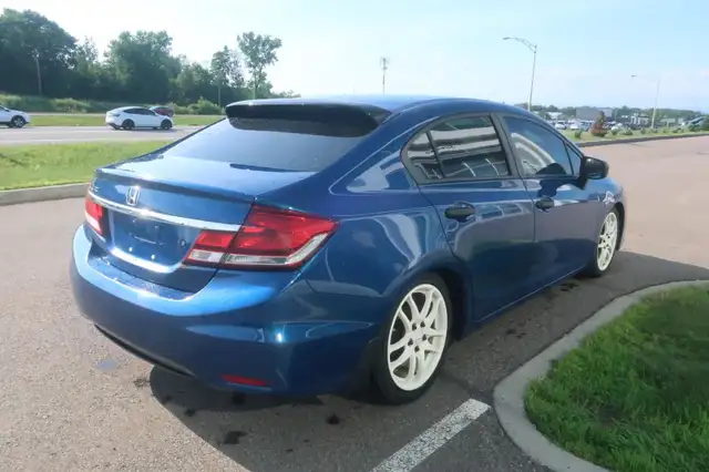 Honda Civic Sedan Man DX 1.8L + Lecteur CD 2015 in Cars & Trucks in Lévis - Image 5