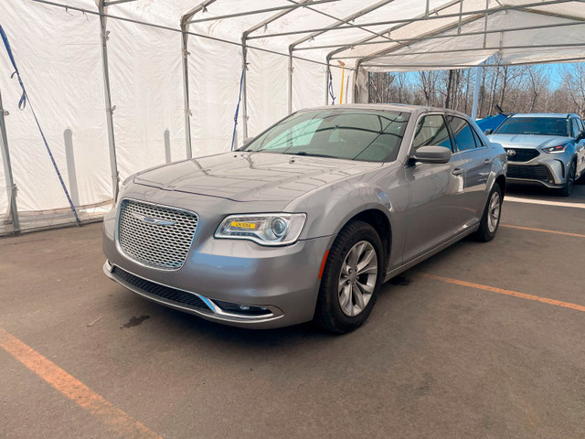2018 Chrysler 300 TOURING *TOIT* NAV CUIR SIÈGES CHAUFF CARPLAY in Cars & Trucks in Laurentides