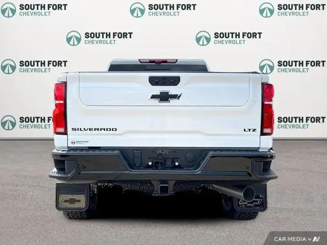 2025 Chevrolet Silverado 3500HD LTZ 4WD Crew Cab | 20IN FUEL dans Autos et camions dans Comté de Strathcona - Image 9