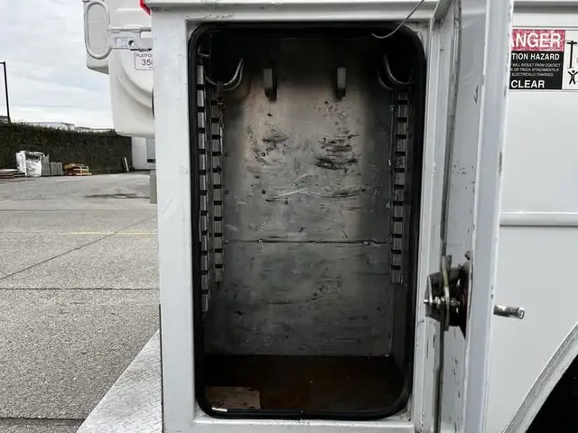 2001 ford F-450 SD Altec Service Truck Bucket Truck 2WD in Heavy Trucks in Richmond - Image 39