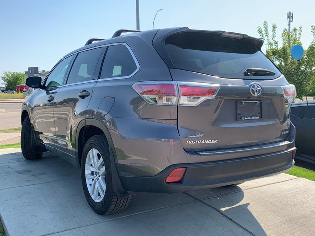 2016 Toyota Highlander LE in Cars & Trucks in Medicine Hat - Image 3