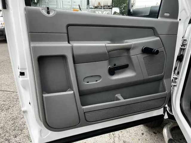 2008 Ram 5500 12 Foot Cube Van with Shelves in Heavy Trucks in City of Toronto - Image 40