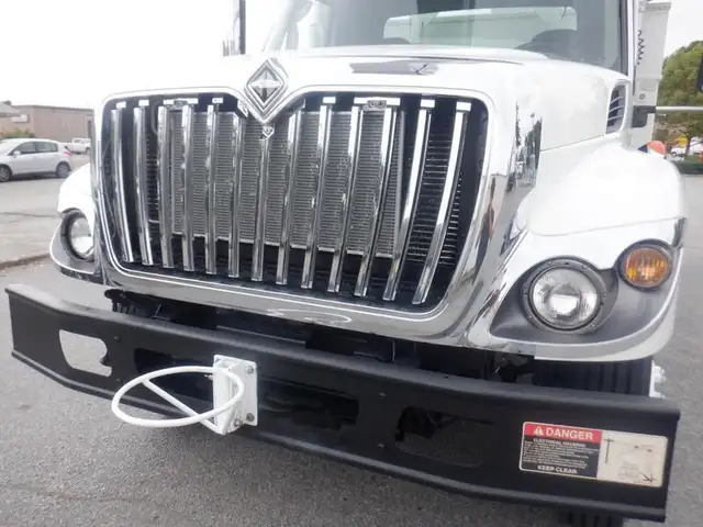 2009 international 7400 Workstar Bucket Truck With Air Brakes Di in Heavy Trucks in Richmond - Image 9