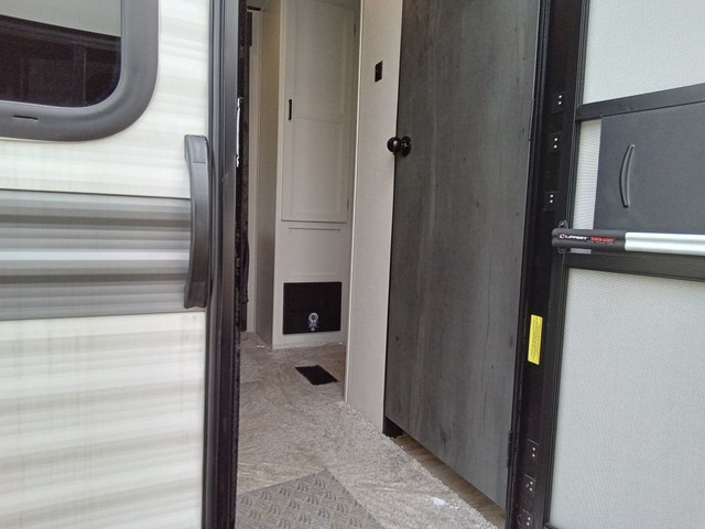2022 HIDEOUT 38FQTS in Travel Trailers & Campers in London - Image 4