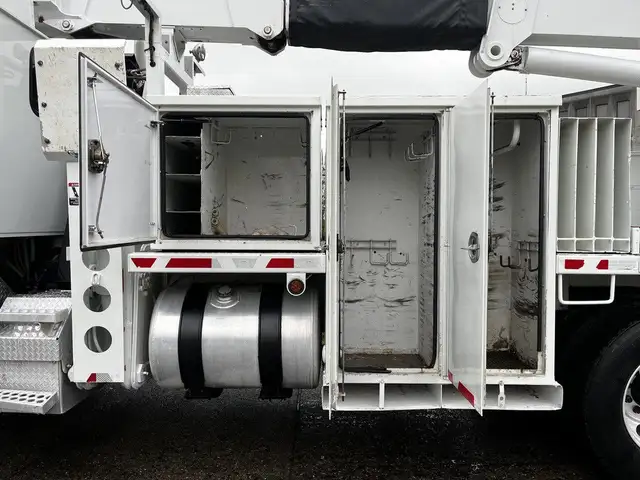 2011 Western Star 4900 Twin Steer DD15 Altec AH85A Bucket Truck in Heavy Trucks in Delta/Surrey/Langley - Image 20