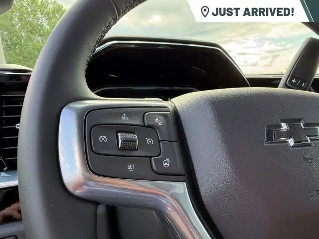 2025 Chevrolet Silverado 3500HD LT 4WD Crew Cab | Z71 & Trail dans Autos et camions dans Comté de Strathcona - Image 11