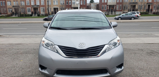 2014 Toyota Sienna LE MODEL !!! 8 PASSENGER !!! DEALER SERVICED  in Cars & Trucks in City of Toronto - Image 2