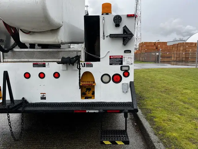 2013 International DuraStar MA025 Altec Bucket Service Truck in Heavy Trucks in Delta/Surrey/Langley - Image 26