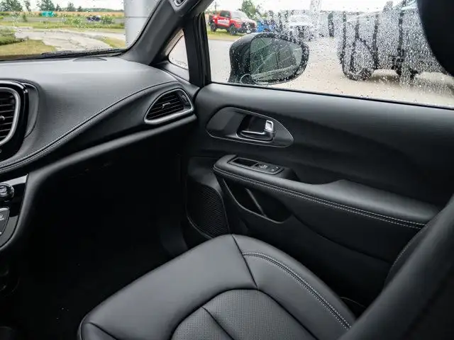 2025 Chrysler Pacifica Select in Cars & Trucks in Barrie - Image 26