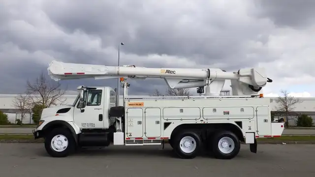 2008 international 7500 Tandem Bucket Truck Diesel Air Brakes in Heavy Trucks in Richmond - Image 6