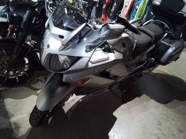 2010 Yamaha FJR1300 in Street, Cruisers & Choppers in City of Halifax - Image 2