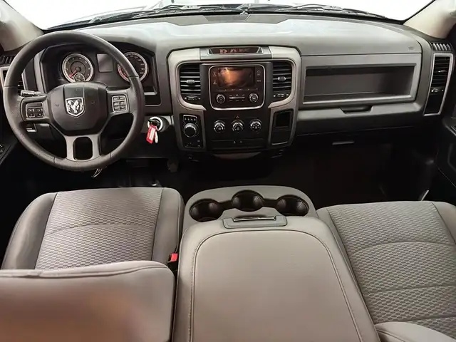 2019 Ram 1500 Classic Quad Cab 4x4 v6 3,6L Boite fermee Camera 6 in Cars & Trucks in Laval / North Shore - Image 16