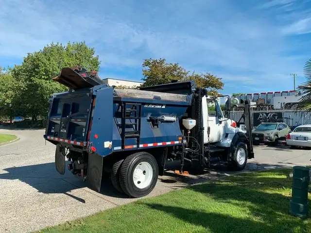 2007 international 7300 Dump Truck With Plow and Spreader Diesel in Heavy Trucks in Richmond - Image 10