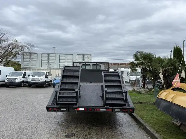 2008 sterling Acterra 20 Foot Flatdeck with Ramp Hydraulic Brake in Heavy Trucks in Richmond - Image 9