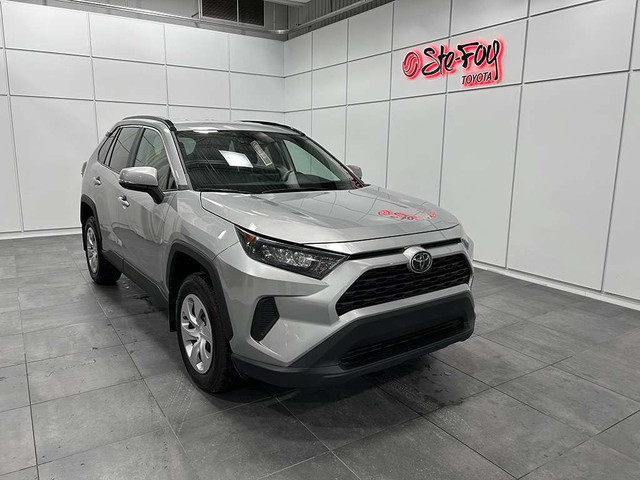  2019 Toyota RAV4 LE - SIEGES CHAUFFANTS - BAS KILOMETRAGE in Cars & Trucks in Québec City