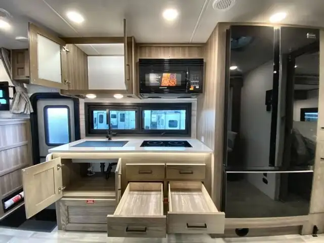 2025 EAST TO WEST Bravado 33DS in RVs & Motorhomes in Abbotsford - Image 16