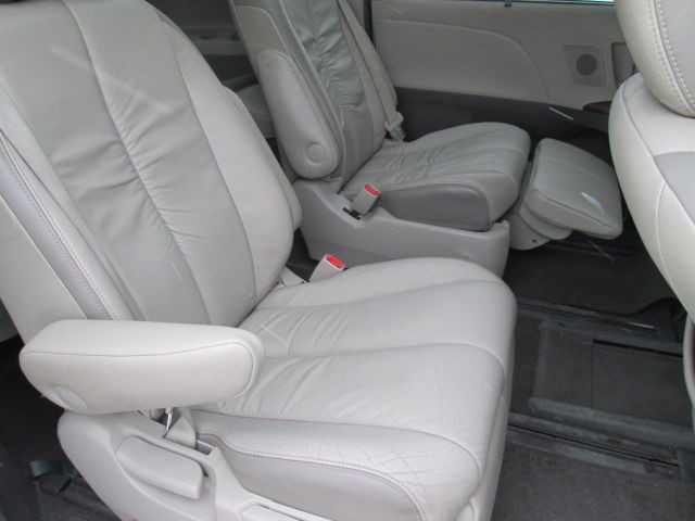 2011 Toyota Sienna Limited AWD in Cars & Trucks in City of Montréal - Image 2
