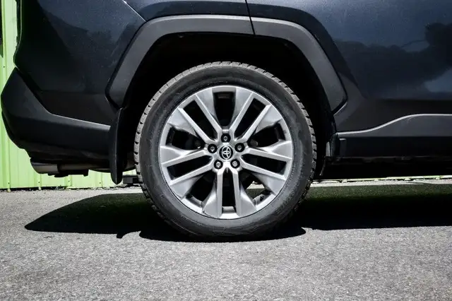 2022 Toyota RAV4 XLE • SUNROOF • HEATED SEATS • POWER LIFTGATE dans Autos et camions dans Cornwall - Image 7