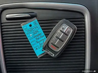 2024 Chrysler Pacifica Touring-L | Apple Carplay | Heated Seats, View more