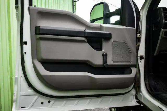 2017 Ford F-550 Super Duty DRW XL - Power Windows in Cars & Trucks in Ottawa - Image 9