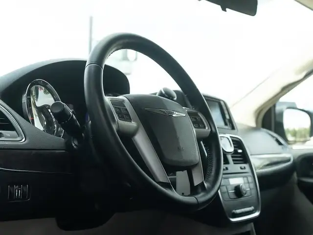 2016 Chrysler Town & Country TOURING in Cars & Trucks in Saskatoon - Image 11