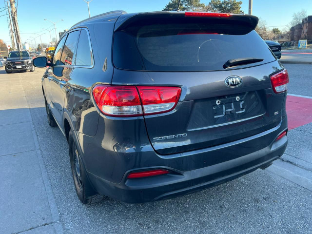 2017 Kia Sorento LX - Sunroof - Heated Seats - Backup cam in Cars & Trucks in City of Toronto - Image 4