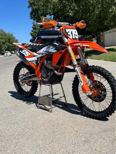 Apply now at: https://www.ridecollective.ca/ 2022 KTM 250 SX-F Factory Edition comes with a 249.9cc...