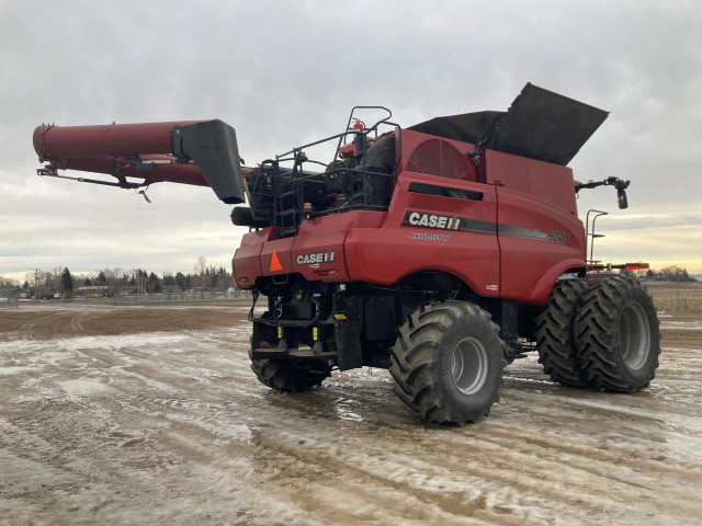 2017 Case IH 9240 Combine in Farming Equipment in Regina - Image 3