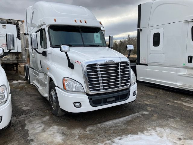 2017 Cascadia (6) in Heavy Trucks in Truro - Image 2