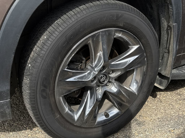 2019 Toyota Highlander in Cars & Trucks in Strathcona County - Image 3
