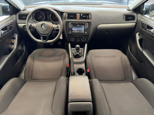 2017 Volkswagen Jetta Trendline+New Tires+Camera+ApplePlay+CLEAN in Cars & Trucks in London - Image 2