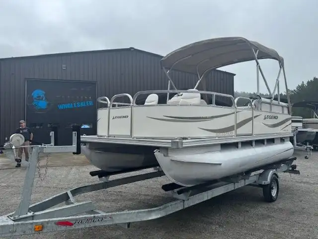 2006 18' LEGEND PONTOON 25HP MERCURY 4-STROKE EFI BIGFOOT in Powerboats & Motorboats in Peterborough - Image 2