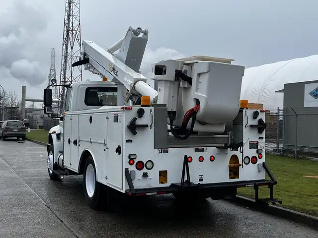 2013 International DuraStar MA025 Altec Bucket Service Truck in Heavy Trucks in Delta/Surrey/Langley - Image 9