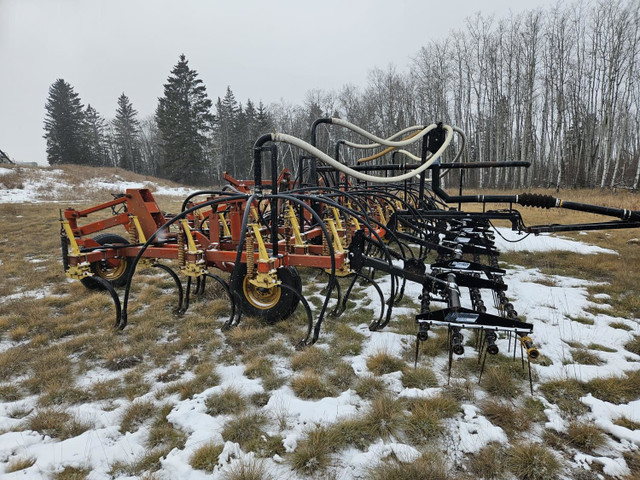 1987 Bourgault 32 Ft Cultivator with 3195-3 Series Air Tank 428- in Farming Equipment in Regina - Image 3