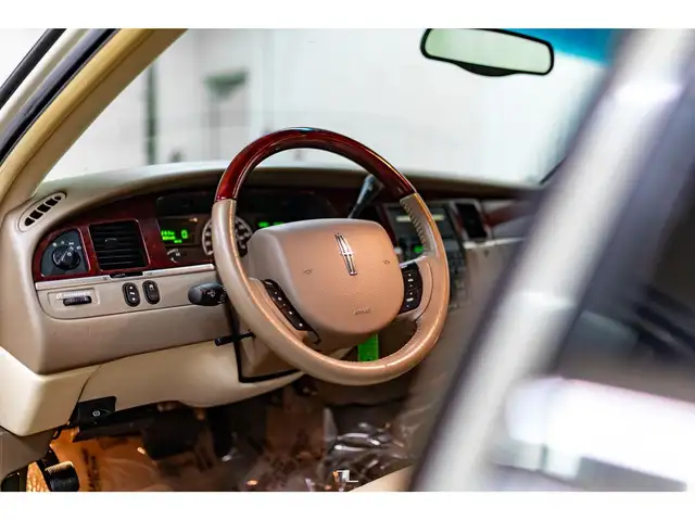 2005 Lincoln Town Car Leather Heated Seats in Cars & Trucks in Grande Prairie - Image 12