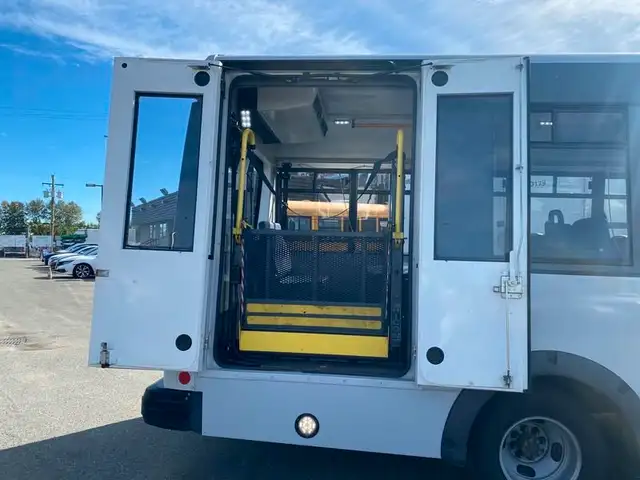 2017 chevrolet Express G4500 21 Passenger Bus With Wheelchair Ac in Heavy Trucks in Richmond - Image 36