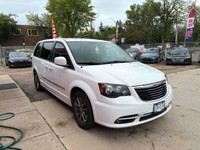 Introducing the luxurious and spacious 2015 Chrysler Town & Country S, This beauty is equipped with... (image 3)