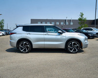 This Mitsubishi Outlander has a strong Regular Unleaded I-4 2.5 L/152 engine powering this Variable... (image 5)