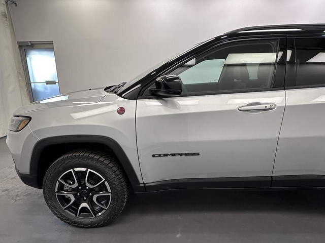 2025 Jeep Compass Trailhawk - Leather Seats in Cars & Trucks in Lethbridge - Image 2