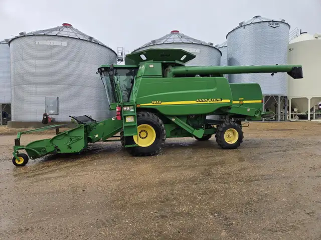 2000 John Deere Combine 9650 in Farming Equipment in Kamloops - Image 6