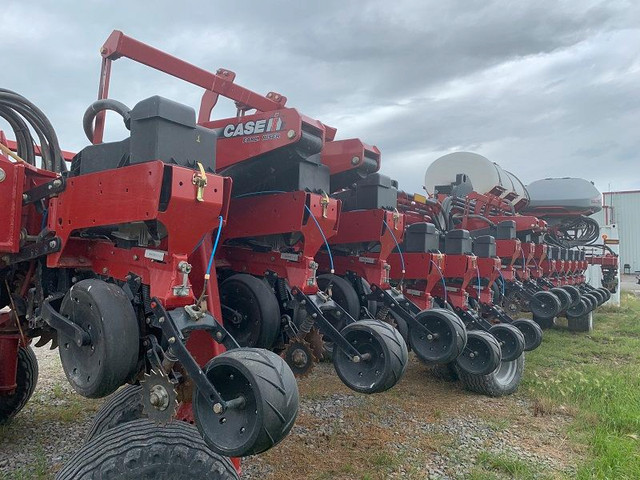 2014 CASE IH 1265 PLANTER***12 MONTH INTEREST WAIVER*** in Farming Equipment in Norfolk County - Image 3