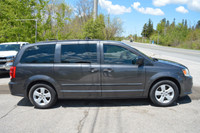Clean Carfax, 7 Passenger, Foldable 3rd Row Seats, Power Window Locks and mirrors and Much More!!!!!... (image 5)