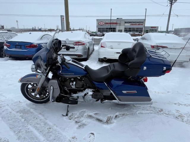 2017 Harley-Davidson FLHTK Electra Glide Ultra Limited 107 CI, E in Cars & Trucks in London - Image 2
