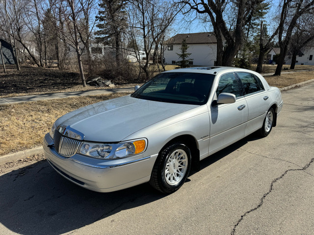 1998 Lincoln Town Car SIGNATURE in Cars & Trucks in Prince Albert - Image 2