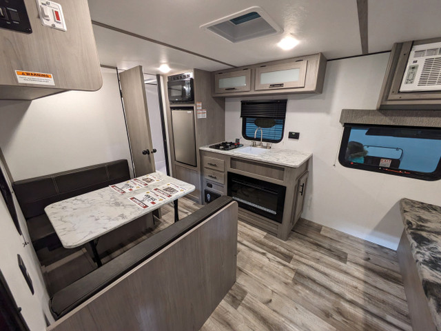 NEW 2024 Coleman 17R - 3,030LBS COUPLES UNIT  in Travel Trailers & Campers in Kitchener / Waterloo - Image 4