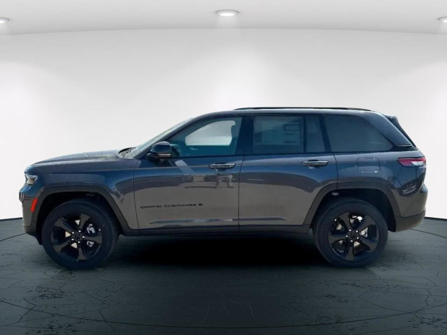 2025 Jeep Grand Cherokee Laredo in Cars & Trucks in Calgary - Image 2