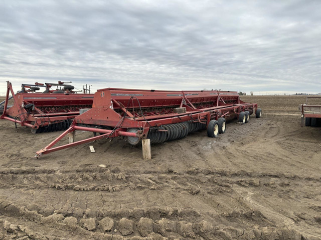 Case IH 42 Ft Hoe Press Seed Drill 7200 in Farming Equipment in Regina - Image 4